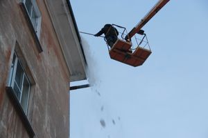 На Нелидовской сбивают сосульки (ФОТО)