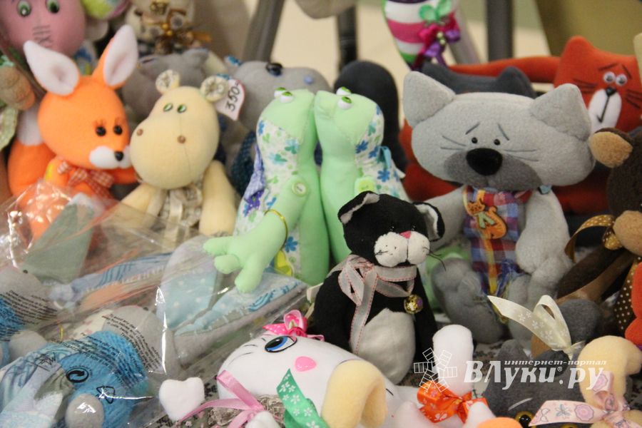 В Великих Луках открылась 8-ая Великолукская универсальная выставка (ФОТО)