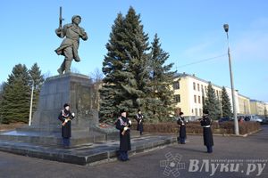 День защитника отечества в Великих Луках отметили памятным митингом и салютом