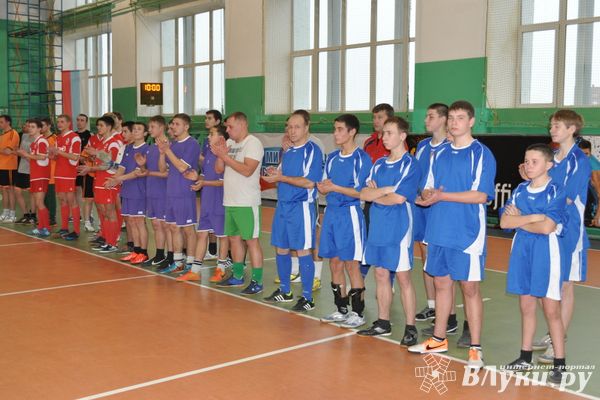 Состоялся традиционный турнир по мини-футболу с участием подростков и представителей органов власти (фото)