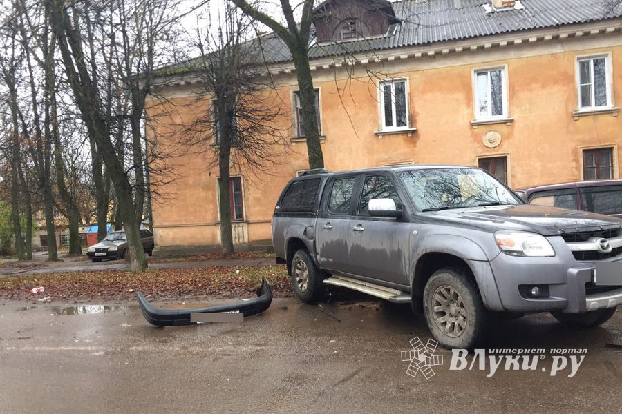 В Великих Луках, на ул. Заслонова, произошло ДТП с тремя автомобилями (ФОТО)