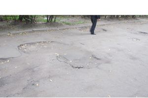 Великолучан ужасает качество дорожного покрытия на территории детской поликлиники №1 (фото)