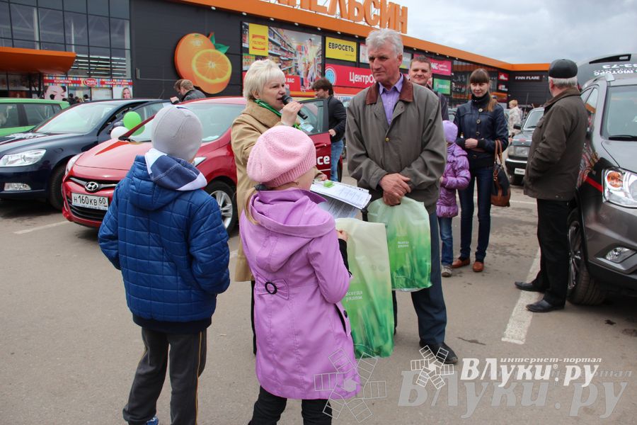 В Великих Луках прошла автомобильная ярмарка