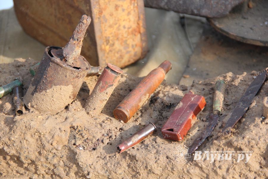 Великолучанам показывают армейскую технику и кормят кашей (6+) (ФОТО)