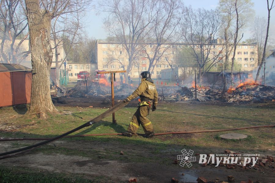 На пожаре в пр. Нелидовском ликвидировали открытое горение (ФОТО)