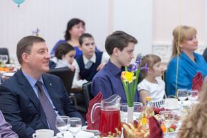 Андрей Турчак поблагодарил приемных родителей за «ежедневное, ежечасное и ежеминутное служение» детям (фото)