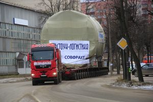 Негабаритный автопоезд вновь следует по улицам Великих Лук