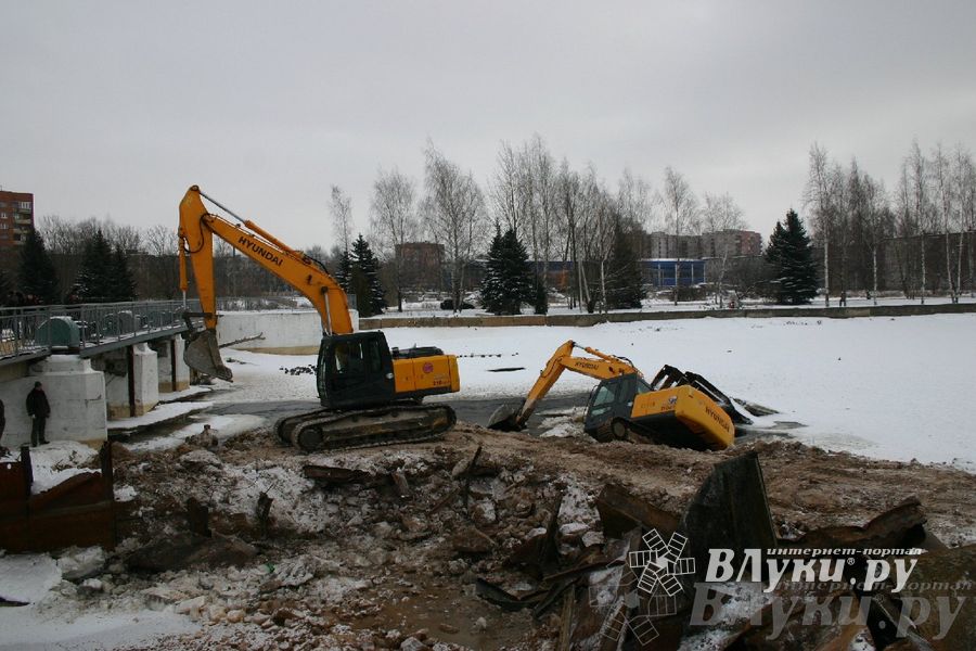 Падение экскаватора в воду рабочие назвали «штатной ситуацией»