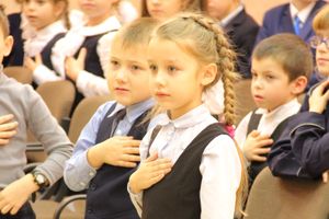 Зачем самых младших учеников 13-й школы испачкали мелом (ФОТО)