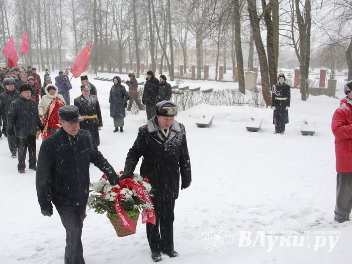 Великолучане возложили цветы на братском мемориальном захоронении (ФОТО)