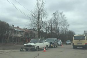 В Великих Луках столкнулись ВАЗ и Джип (фото)