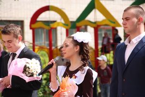 В Великих Луках прозвенели «последние» звонки (ФОТО)