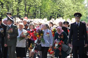 9 мая в Великих Луках. Шествие и салют