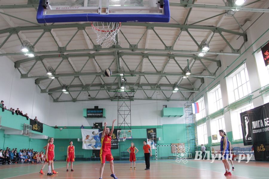 В Великих Луках прошел чемпионат по баскетболу