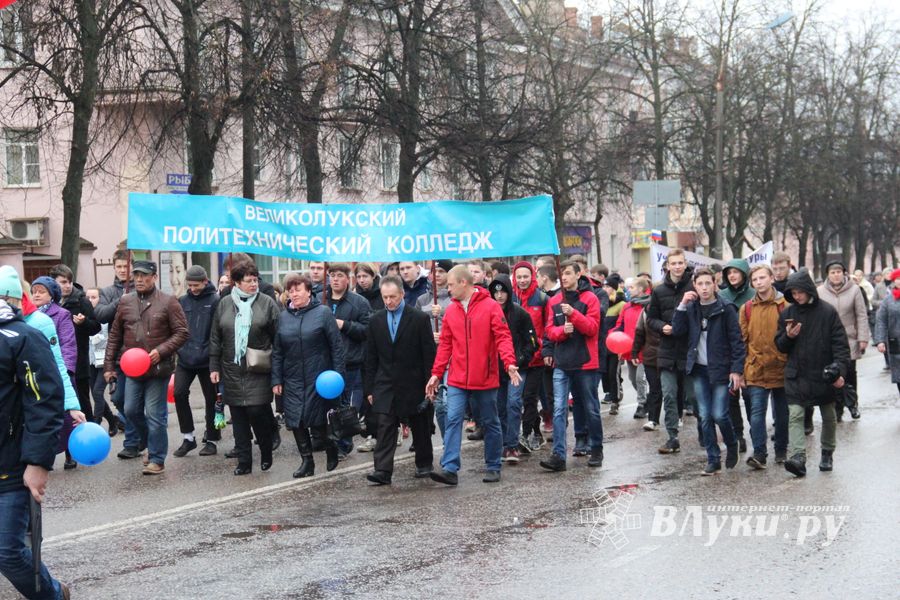 В Великих Луках прошло праздничное шествие (ФОТО)