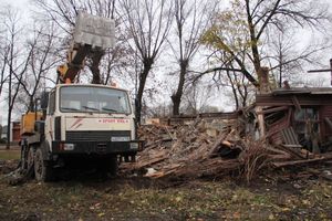 В Великих Луках сносят барак (ФОТО)