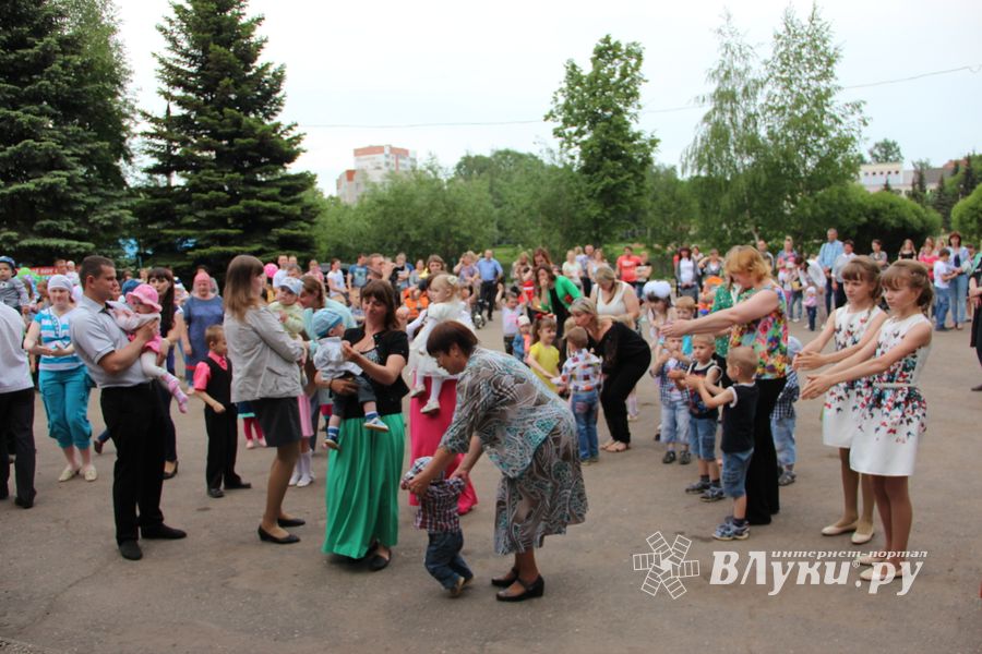 В Великих Луках чествовали близнецов (ФОТО)