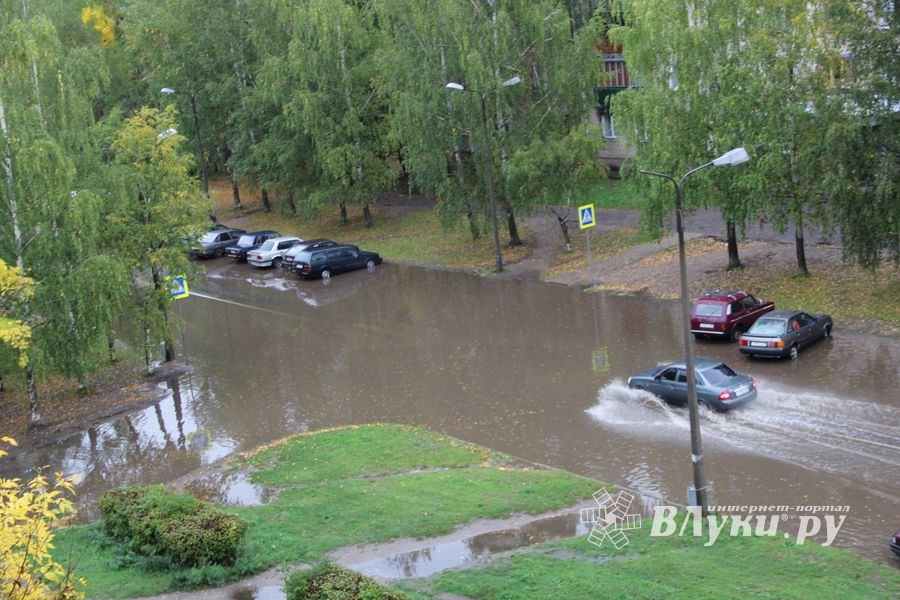 В Великих Луках на ул. Гоголя затопило дорогу (фото)