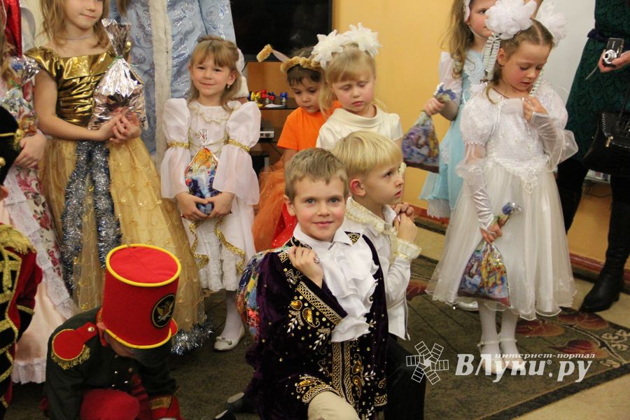 В Великие Луки пришла пора новогодних утренников (ФОТО)