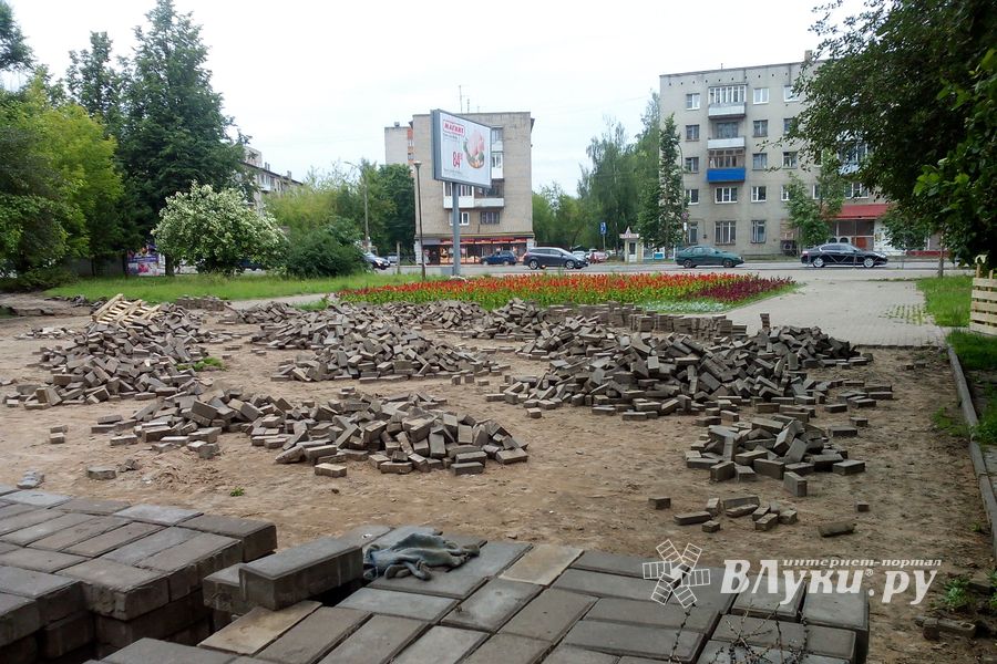 Карцево в Великих Луках мостят (ФОТО)