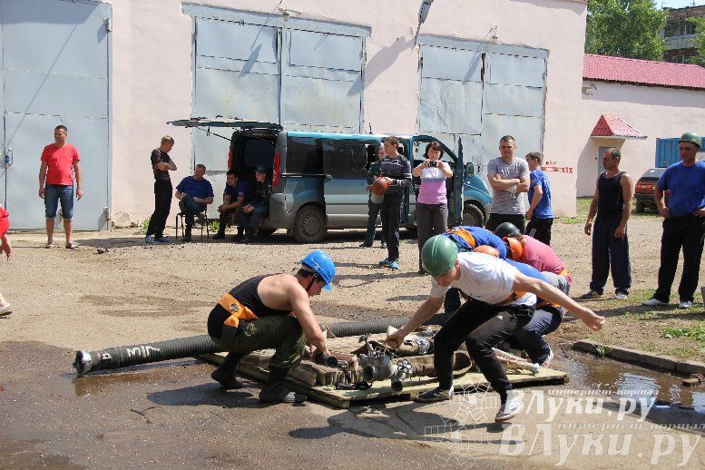 В Великих Луках прошли соревнования среди пожарных