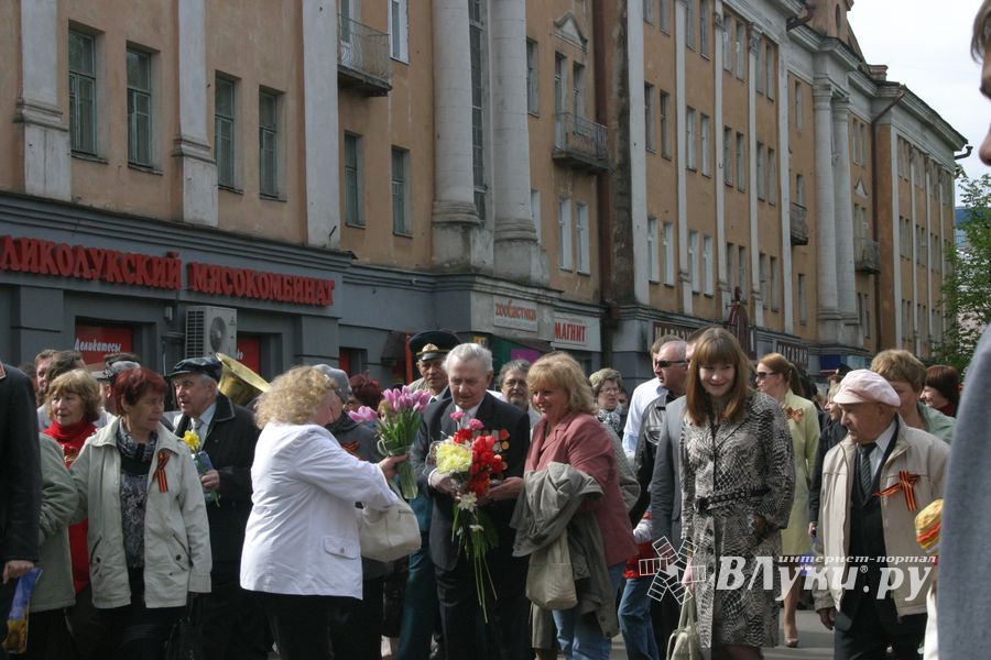 В Великих Луках прошел Военный парад
