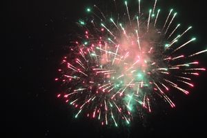 В Великих Луках прогремел праздничный салют в честь Дня Победы (ФОТО)