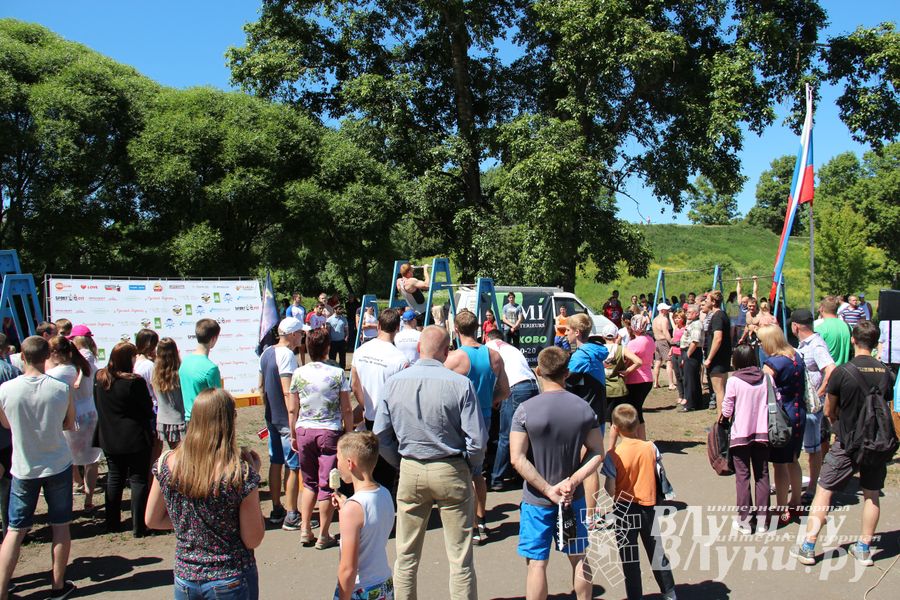 В Великих Луках состояли соревнования по подтягиванию на турнике (фото)