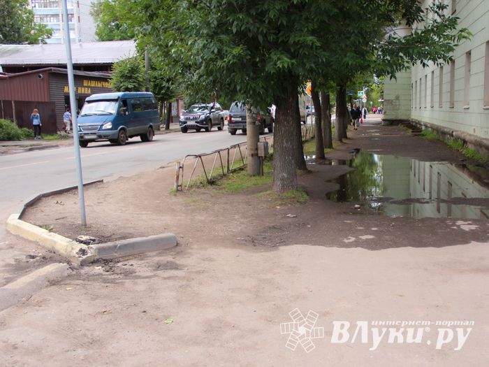 Мечта великолучан: по городу в чистой обуви (ФОТО)