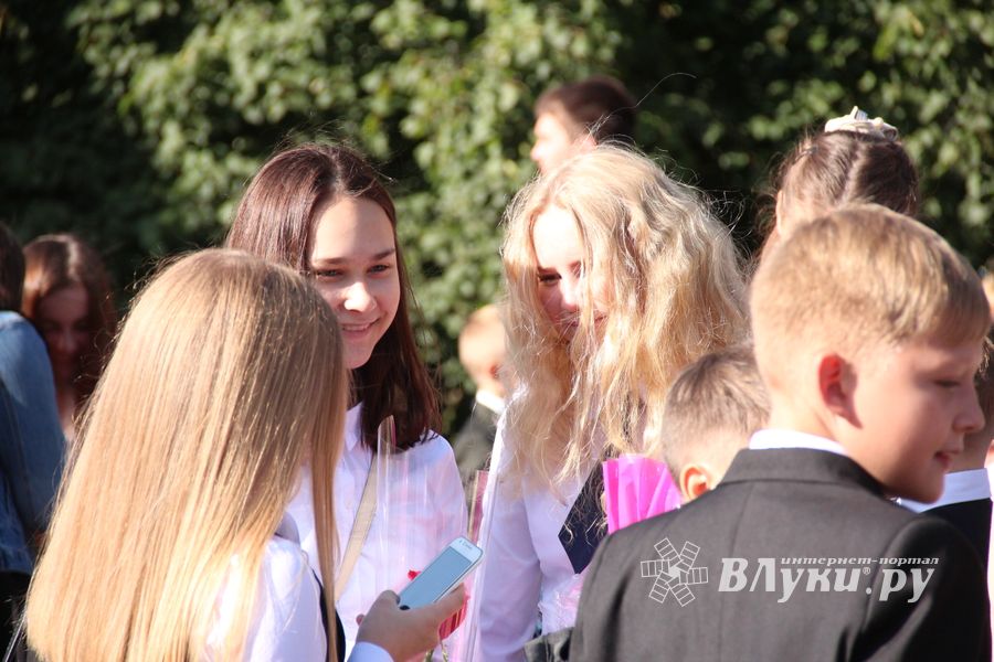 Самую многочисленную школу Великих Лук пополнили 116 первоклассников (ФОТО)