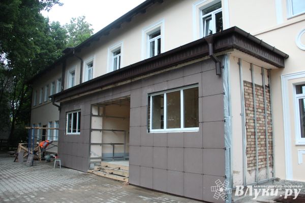 В Великих Луках ремонтируют детскую художественную школу (ФОТО)