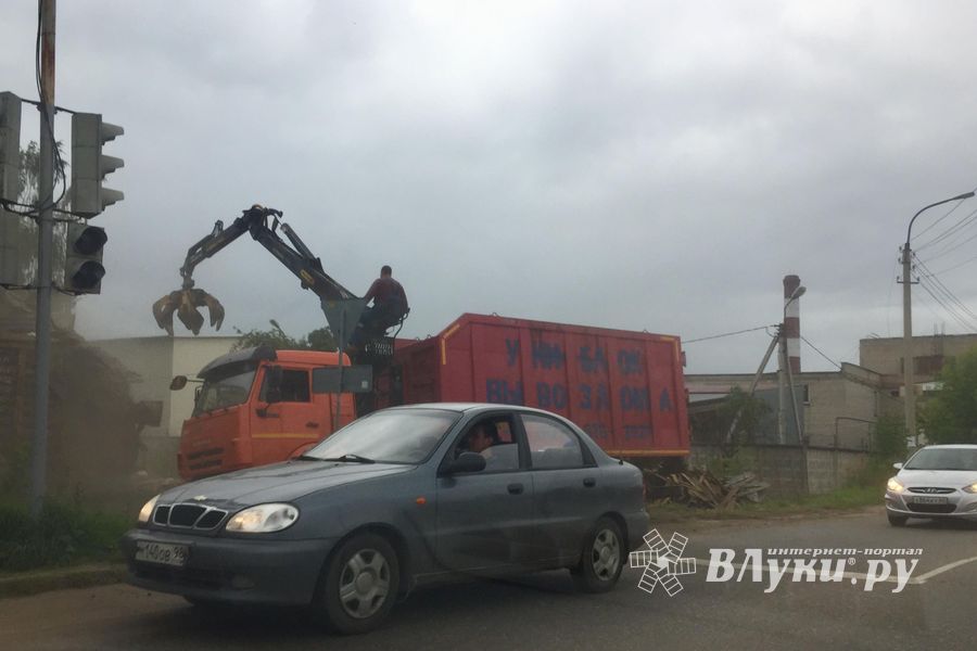 На улице Третьей Ударной Армии сносят дом (ФОТО)