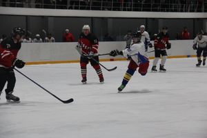 Две великолукские команды хоккеистов одержали победы в домашних матчах (ФОТО)