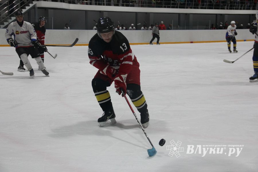 Две великолукские команды хоккеистов одержали победы в домашних матчах (ФОТО)