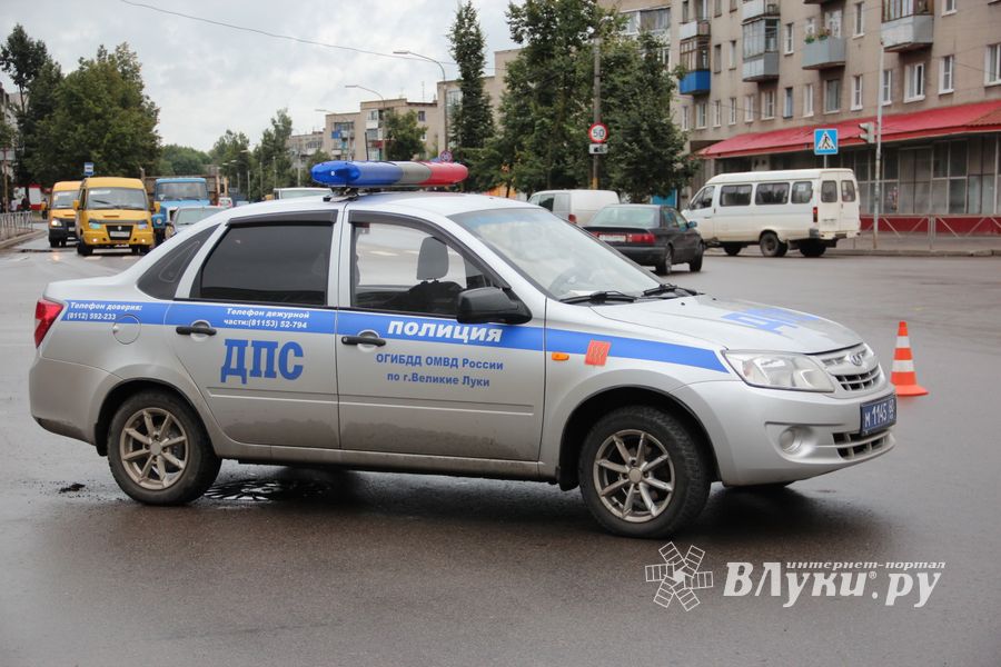 В Великих Луках произошло ДТП с участием автомобиля ДПС (ФОТО)