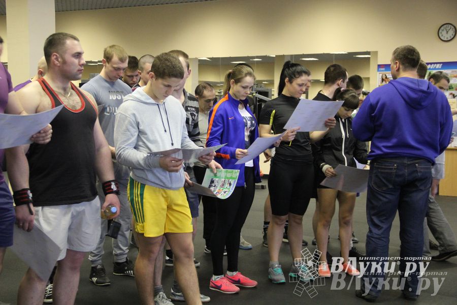 В Великих Луках состоялись Первенство города по жиму штанги и Первый Кубок города по армлифтингу (фото)