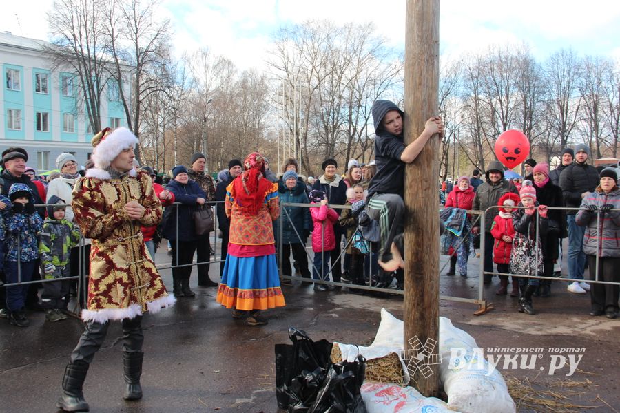В Великих Луках широко отметили Масленицу (ФОТО)