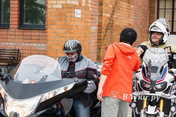 Иностранные туристы на электромобилях в Великих Луках (ФОТО)