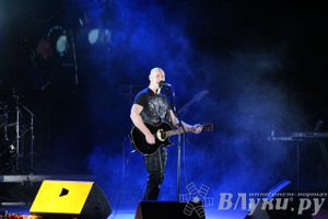 В Великих Луках состоялся концерт Дениса Майданова