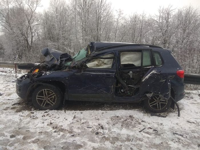 В Великолукском районе фура вылетела на встречу легковушке (ФОТО)