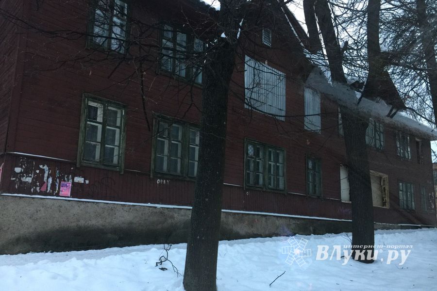 В Великих Луках сносят бараки (ФОТО)