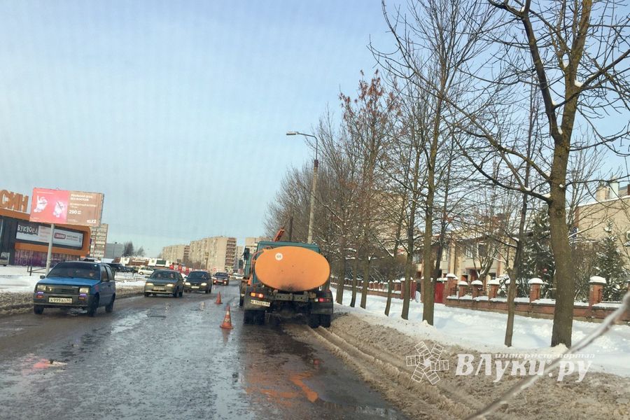 На Вокзальной чистят ливнёвки (ФОТО)