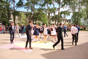 В Великих Луках прозвенели «последние» звонки (ФОТО)