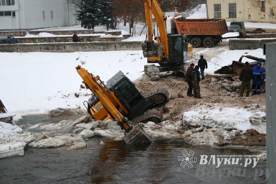 Падение экскаватора в воду рабочие назвали «штатной ситуацией»