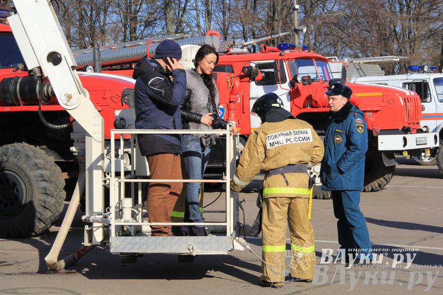 В центре Великих Лук спасатели продемонстрировали свою технику (ФОТО)