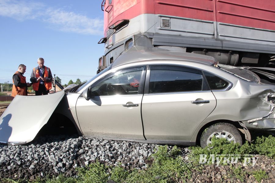 Фоторепортаж: ДТП на железнодорожном переезде в Великих Луках