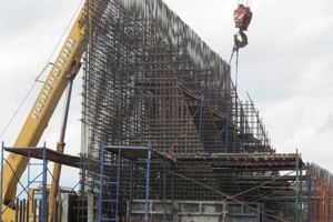 В Великих Луках продолжается строительство автодорожного путепровода через железную дорогу (ФОТО)