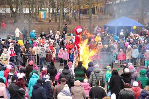 В Великих Луках сожгли Масленицу (фото)