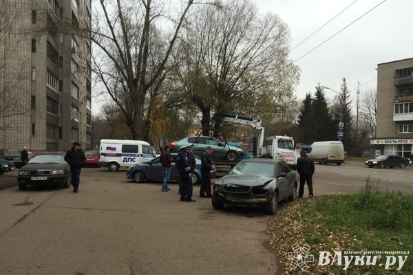 В Великих Луках по проспекту Гагарина произошло ДТП (фото)
