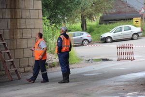 В Великих Луках движение по одной из полос под ж/д путепроводом Лазавица закрыто (ФОТО)